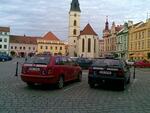 Osobní automobily na náměstí